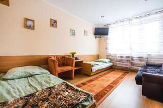 Проживание в семье Bukowianka Мушина Triple Room with Private Bathroom vis-s-vis door-7