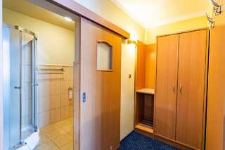 Фото номер Dom Sportowca Błonie - MOSiR Двухместный номер с 2 отдельными кроватями и собственной ванной комнатой