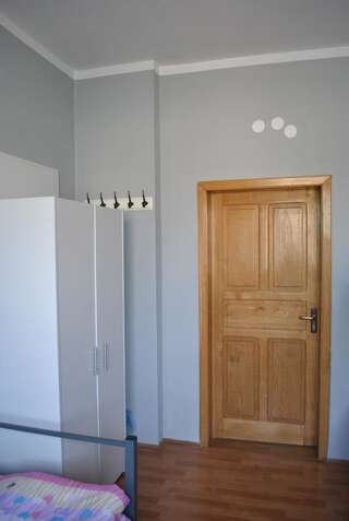Фото номер Hostel pod Topolami Трехместный номер с общей ванной комнатой