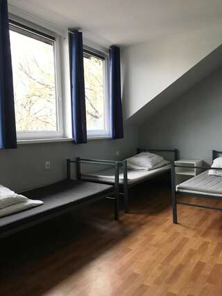 Фото номер Hostel pod Topolami Односпальная кровать в общем мужском номере