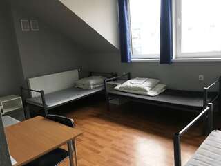 Фото номер Hostel pod Topolami Односпальная кровать в общем мужском номере