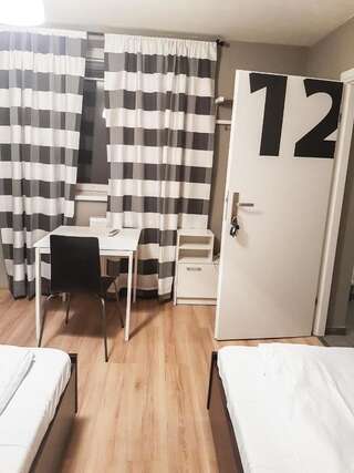 Фото номер KWATERY KALINA-DUSZKA HOSTEL Трехместный номер с общей ванной комнатой