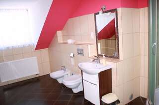 Фото номер Noclegi Stokrotka Четырехместный номер эконом-класса с общей ванной комнатой