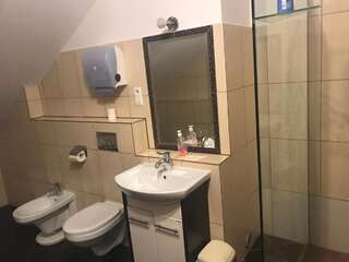 Фото номер Noclegi Stokrotka Четырехместный номер эконом-класса с общей ванной комнатой
