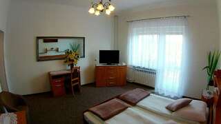 Фото номер Hotel Pod Trzema Różami Улучшенный двухместный номер с 1 кроватью