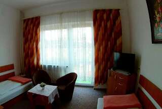 Фото номер Hotel Pod Trzema Różami Двухместный номер с 2 отдельными кроватями и собственной ванной комнатой