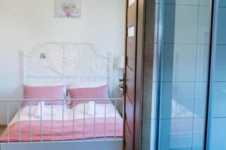Фото номер Harmony Hostel Двухместный номер с 1 кроватью и собственной ванной комнатой
