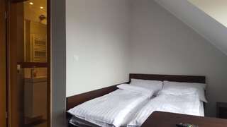 Отели типа «постель и завтрак» Gościniec 16-TKA Косьцежина Большой двухместный номер с 1 кроватью или 2 отдельными кроватями-21