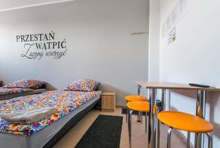 Фото номер Noclegi 24h Bielpon Односпальная кровать в общем мужском номере