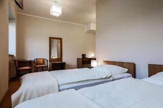 Фото номер Hotel Aviator Двухместный номер с 1 кроватью и собственной ванной комнатой