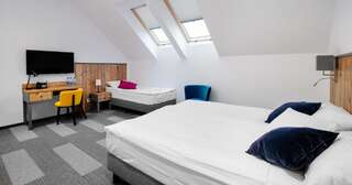 Фото номер Hotel Nowa Holandia Двухместный номер с двуспальной кроватью и дополнительной кроватью