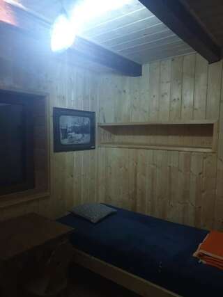 Фото номер Bacówka PTTK Jaworzec Двухместный номер с 1 кроватью и общей ванной комнатой