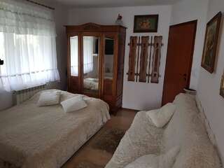 Гостевой дом Zajazd Ponikiew - Noclegi Wadowice Вадовице Family Room with Private Bathroom, Balcony and Mountain View-2