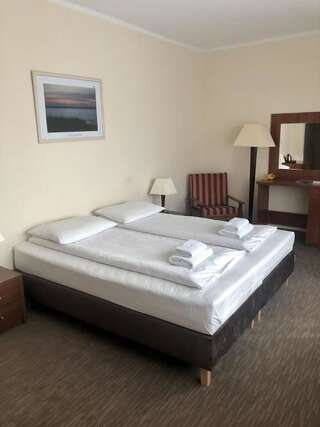 Отель Hotel Mazury Гижицко Стандартный двухместный номер с 2 отдельными кроватями-5