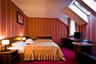 Фото номер Hotel i Restauracja Dworski Двухместный номер с 1 кроватью или 2 отдельными кроватями