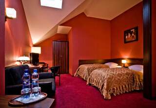 Фото номер Hotel i Restauracja Dworski Двухместный номер с 1 кроватью или 2 отдельными кроватями