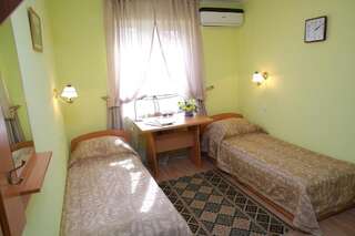 Отель Alpinist Hotel Бишкек Стандартный двухместный номер с 1 кроватью или 2 отдельными кроватями-10