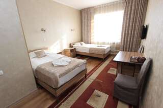 Фото номер Отель Маданур Стандартный двухместный номер с 2 отдельными кроватями