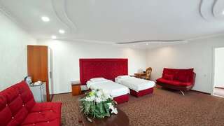 Отель Grand Hotel Бишкек Улучшенный двухместный номер с 1 кроватью или 2 отдельными кроватями-1