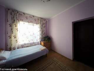 Фото номер Guesthouse Alakol Стандартный двухместный номер с 2 отдельными кроватями и общей ванной комнатой