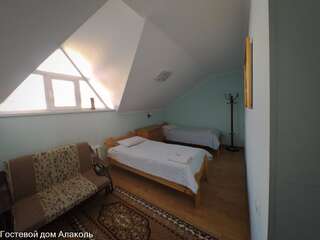 Фото номер Guesthouse Alakol Двухместный номер с 2 отдельными кроватями и душем