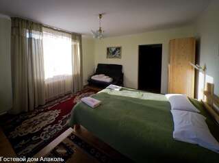 Фото номер Guesthouse Alakol Двухместный номер с 1 двуспальной кроватью и собственной ванной комнатой