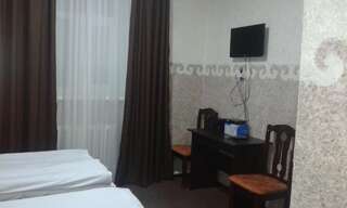 Фото номер Guest House Karakol Двухместный номер с 2 отдельными кроватями и ванной комнатой