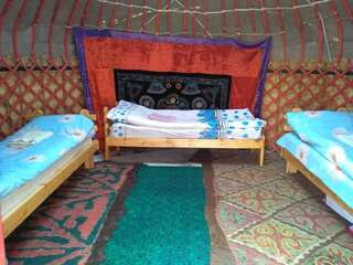 Фото номер Karakol Yurt Lodge Трехместный номер с общей ванной комнатой