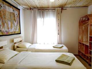 Фото номер Evergreen Guesthouse Двухместный номер с 1 кроватью или 2 отдельными кроватями, вид на сад