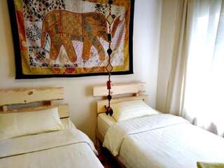 Фото номер Evergreen Guesthouse Двухместный номер с 1 кроватью или 2 отдельными кроватями, вид на сад