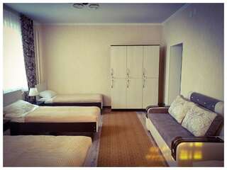Фото номер TwinHouse Karakol Односпальная кровать в общем номере