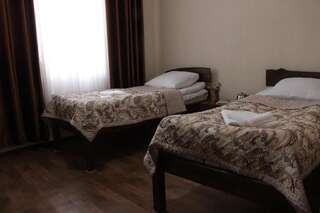 Фото номер Snow Leopard Hostel Двухместный номер с 1 кроватью или 2 отдельными кроватями и ванной комнатой