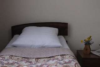 Фото номер Snow Leopard Hostel Двухместный номер с 1 кроватью или 2 отдельными кроватями и ванной комнатой