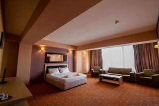 Отель Hotel Oxford Inns&Suites Тимишоара Семейный люкс с террасой-2