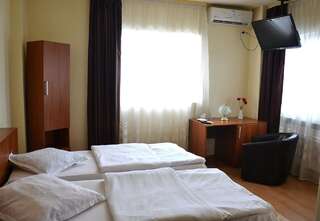 Хостелы Hostel Tropical Дробета-Турну- Севери Двухместный номер с 2 отдельными кроватями-1
