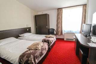 Отель Hotel Razvan Бухарест Двухместный номер с 2 отдельными кроватями и балконом-6