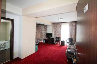 Отель Hotel Razvan Бухарест Двухместный номер с 1 кроватью и балконом-17