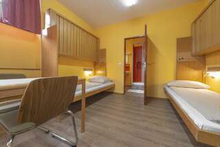 Хостелы Burg Hostel Sighisoara Сигишоара Двухместный номер с 2 отдельными кроватями и собственной ванной комнатой-1