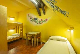 Хостелы Burg Hostel Sighisoara Сигишоара Кровать в общей спальне с 4 кроватями и отдельной ванной комнатой-2
