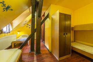 Хостелы Burg Hostel Sighisoara Сигишоара Кровать в общей спальне с 4 кроватями и отдельной ванной комнатой-3