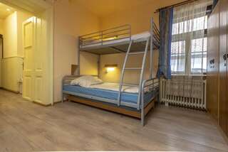 Хостелы Burg Hostel Sighisoara Сигишоара Кровать в общем номере для женщин с 4 кроватями-1