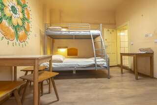 Хостелы Burg Hostel Sighisoara Сигишоара Кровать в общем номере для женщин с 4 кроватями-2