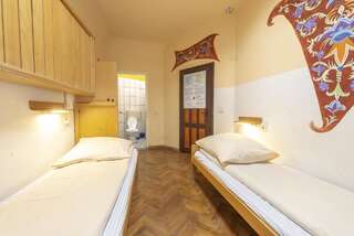 Хостелы Burg Hostel Sighisoara Сигишоара Двухместный номер с 2 отдельными кроватями и собственной ванной комнатой-5