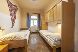 Хостелы Burg Hostel Sighisoara Сигишоара Двухместный номер с 2 отдельными кроватями и собственной ванной комнатой-6