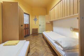 Хостелы Burg Hostel Sighisoara Сигишоара Двухместный номер с 2 отдельными кроватями и собственной ванной комнатой-7