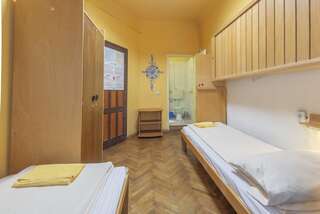 Хостелы Burg Hostel Sighisoara Сигишоара Двухместный номер с 2 отдельными кроватями и собственной ванной комнатой-8
