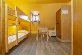 Хостелы Burg Hostel Sighisoara Сигишоара Кровать в общем номере с 4 кроватями и общей ванной комнатой-2