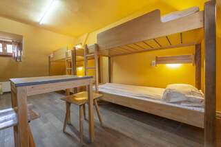 Хостелы Burg Hostel Sighisoara Сигишоара Кровать в общем номере с 4 кроватями и общей ванной комнатой-3