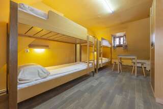 Хостелы Burg Hostel Sighisoara Сигишоара Кровать в общем номере с 4 кроватями и общей ванной комнатой-5