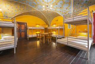 Хостелы Burg Hostel Sighisoara Сигишоара Кровать в общем 8-местном номере для мужчин и женщин-1